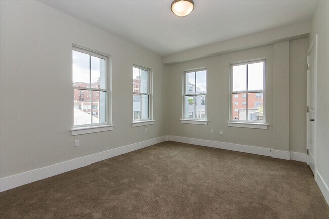 Building Photo - 10 St George St