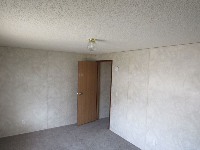 Building Photo - Affordable 3 bedroom 2 bathroom mobile home!