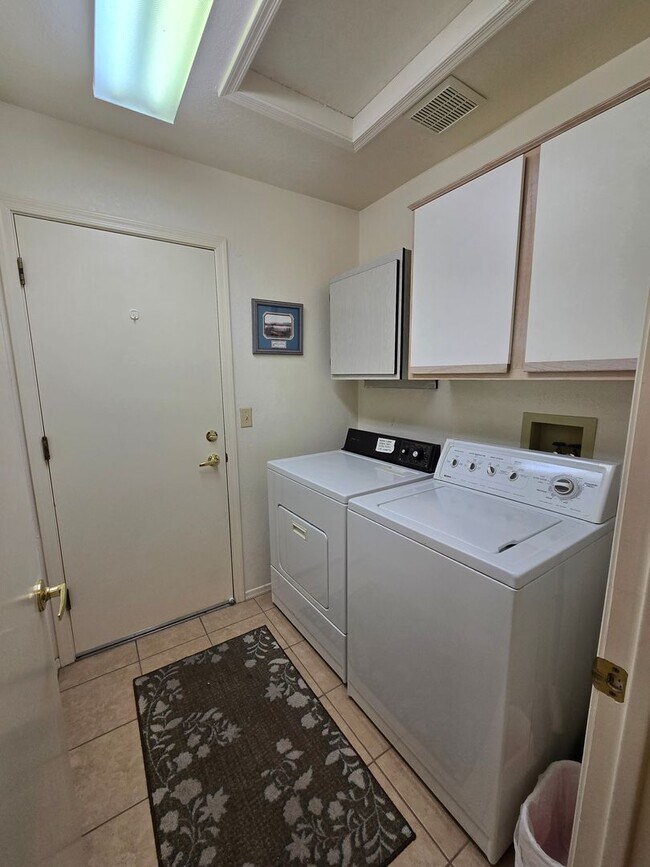 Building Photo - Fully Furnished single story 2 bed 2 bath ...