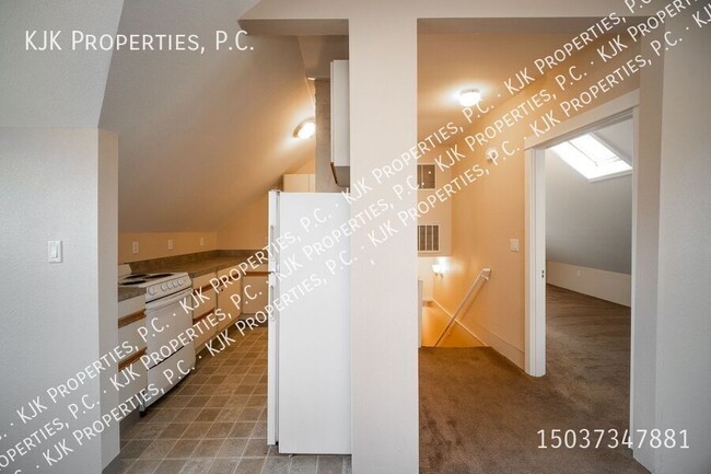 Building Photo - Stacked Duplex-Upstairs Woodstock Airy Apa...