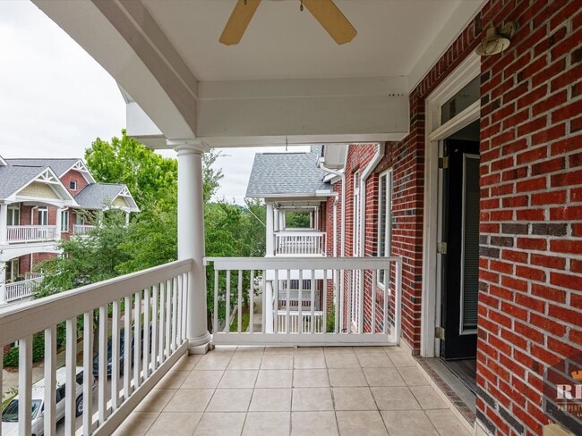 Building Photo - 3 Story Townhome, New Wood Floors, Great W...