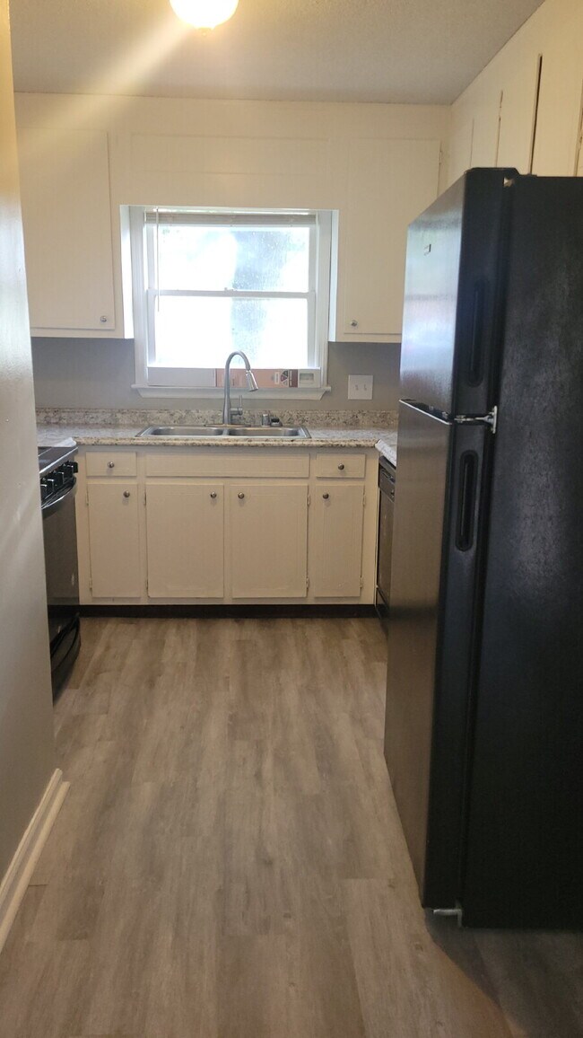 Building Photo - 1 month free Section 8 accepted Spacious 2-Bed, 2-Bath Sanctuary in Huntsville – Your Ideal Retre...