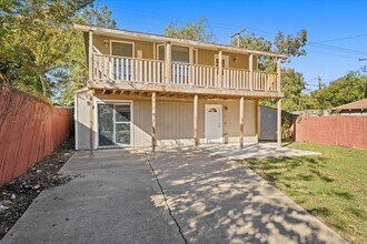 Building Photo - 927-929 S Rosemont Ave