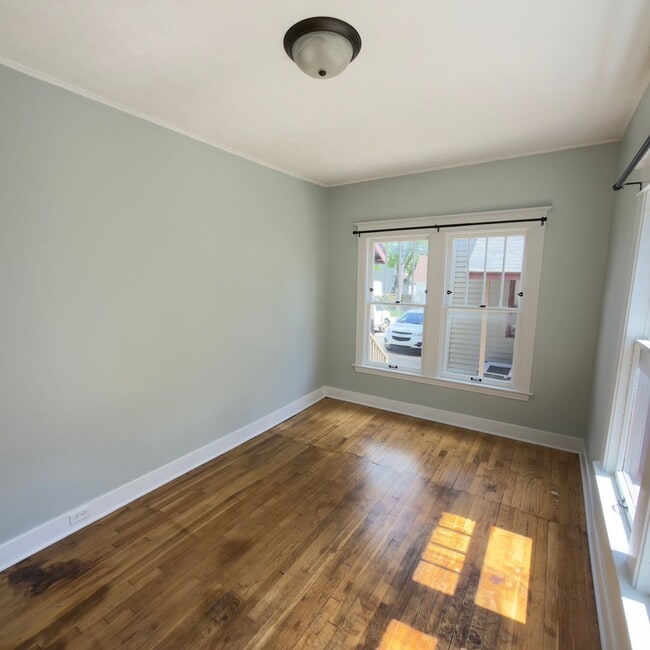 Building Photo - 4 Bedroom Duplex - Belknap Hill Area!