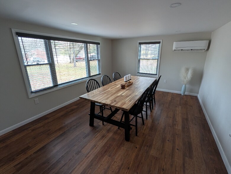 Building Photo - 8 Cedar Ln