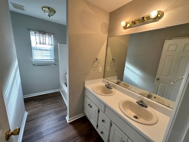 Building Photo - 4 bed 2 bath home with 2 car garage, covered patio, and fenced backyard