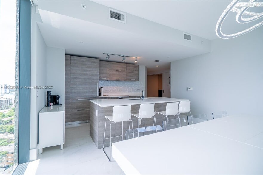 Building Photo - 650 NE 32nd St