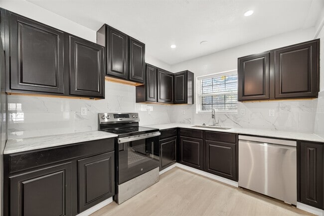 Building Photo - 501 Live Oak St