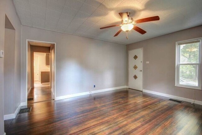 Building Photo - 3-bedroom home in Urbana available NOW!