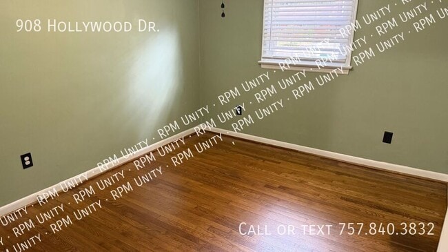 Building Photo - 908 Hollywood Dr