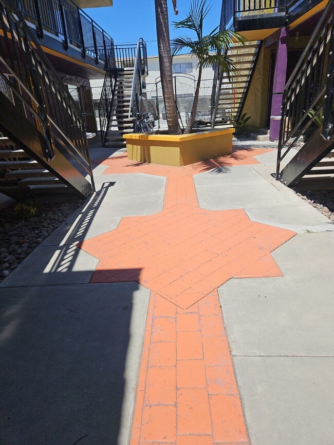 Building Photo - Beautifully renovated 2 bedroom 2 bath One car parking stall Laundry room onsite Courtyard Gated ...