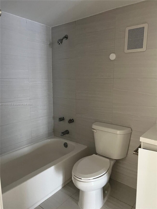 Building Photo - 395 NE 21st St