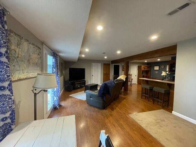 Building Photo - PRE-LEASING - Fully Furnished 6mo Short Term Rental in Ozark