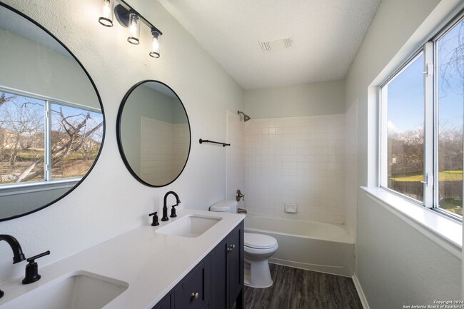 Building Photo - Beautiful, fully remodeled 3 bedroom, 2.5 ...