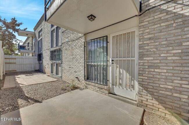 Building Photo - 6700 Escondido Dr
