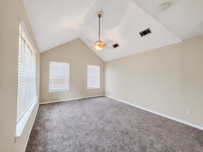 Building Photo - "Charming 2-Bedroom with 2 Full Baths, $250 off the first month's rent!