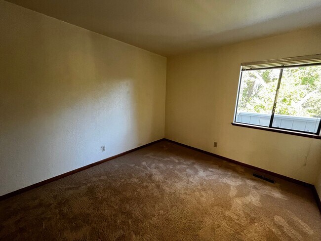 Building Photo - Charming Santa Cruz Townhouse: 3 Beds, 2.5...