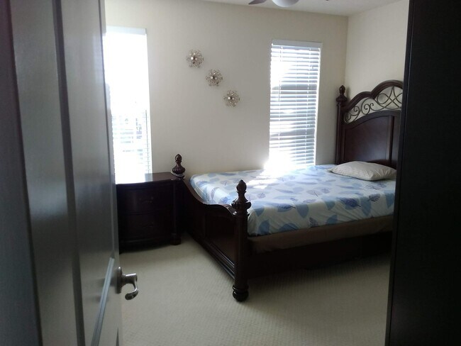 Building Photo - 904 Pointe View Dr