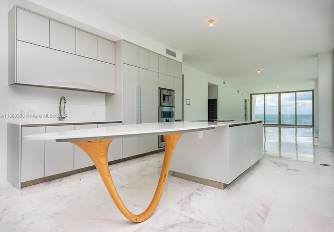Building Photo - 16901 Collins Ave