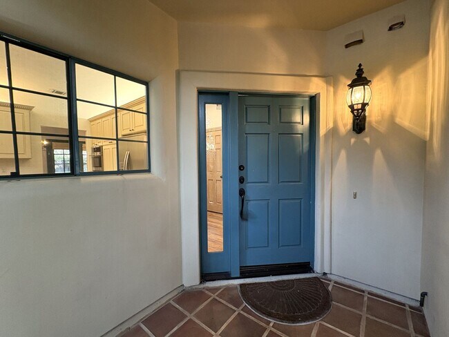 Building Photo - Spacious and Inviting 3-Bedroom, 2.5-Bath Townhome in the Heart of Menlo Park