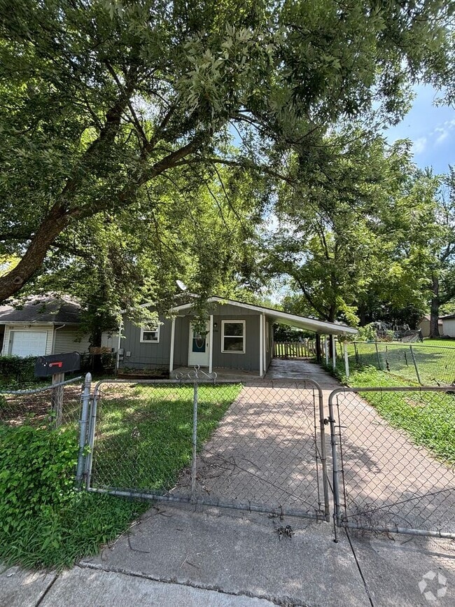 Building Photo - Rent this Beautiful 2 Bedroom 1 Bath Home