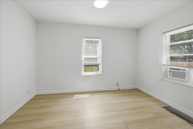 Building Photo - 1511-1511 N Chester Ave
