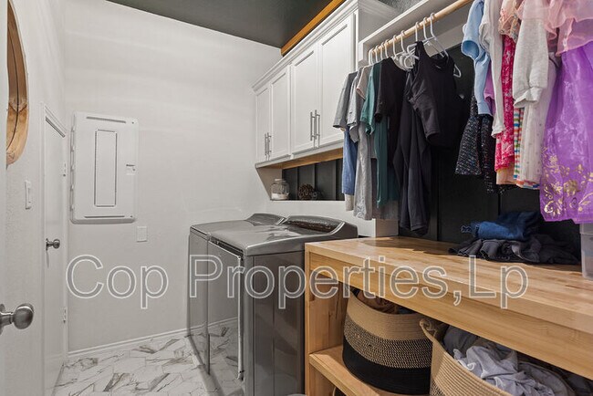 Building Photo - 2259 Gran Cielo Trl