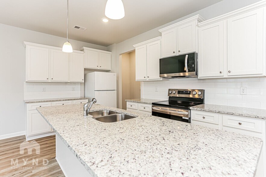 Building Photo - 405 Camrose Ave