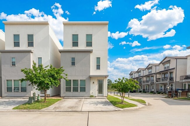 Building Photo - 18736 Centro Main St