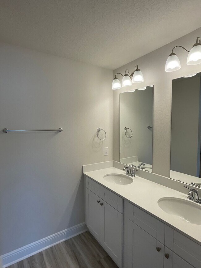Building Photo - Spacious 3-Bedroom Townhouse