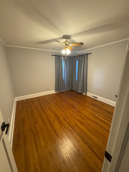 Building Photo - 701 Ashmore Dr