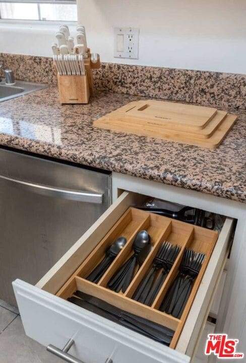 Building Photo - 525 N Orange Dr