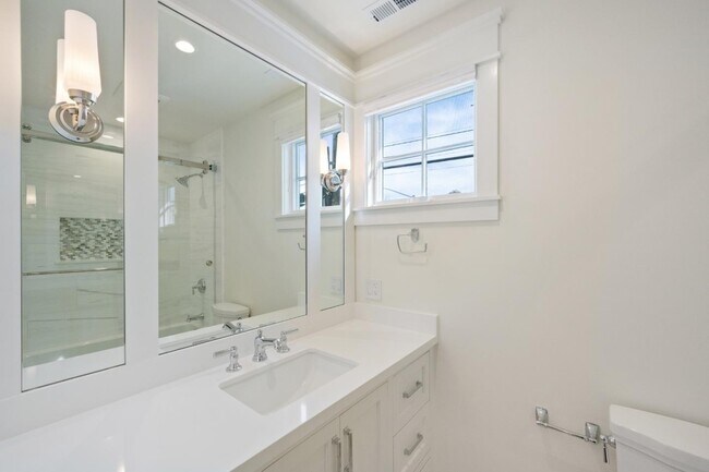 Building Photo - 261 E Bellevue Ave