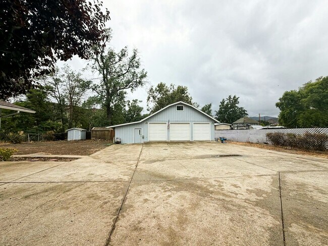 Building Photo - 400 Burgess St