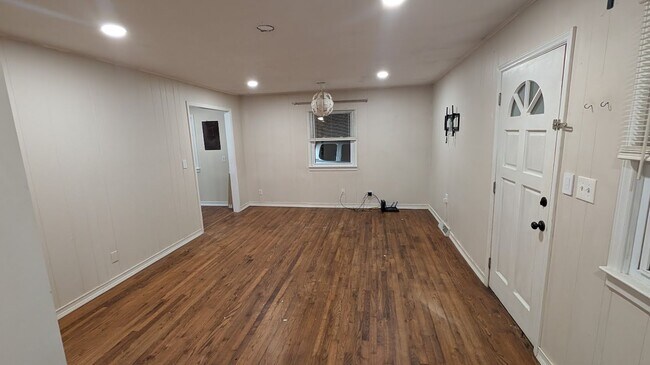 Building Photo - 2 bedroom 1 bath home near Lake Julian in Arden, convenient location, Year-long lease $1600 a month.