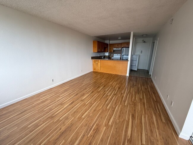 Building Photo - Kukui Plaza Diamond Head Tower 1 bedroom 1...