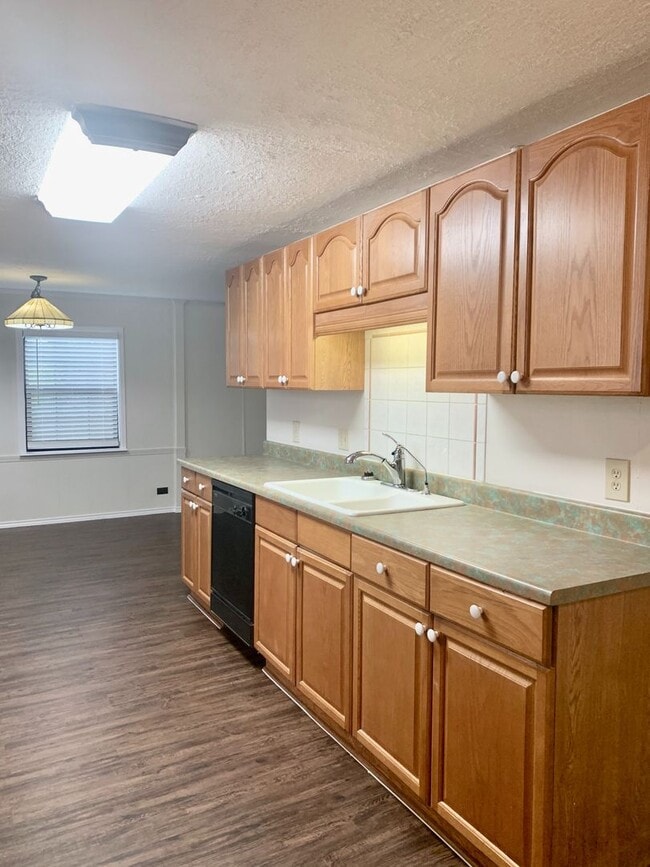 Building Photo - Spacious updated 3 bedroom, 2 bathroom hom...