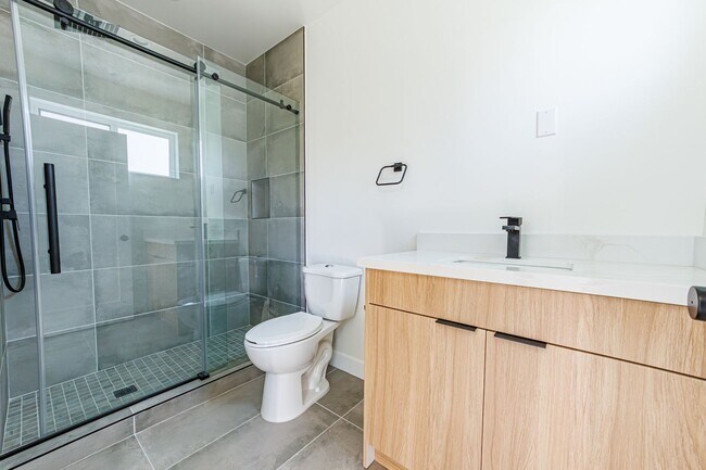 Building Photo - Luxury 3-Bed Townhome-Style Retreat in Hol...