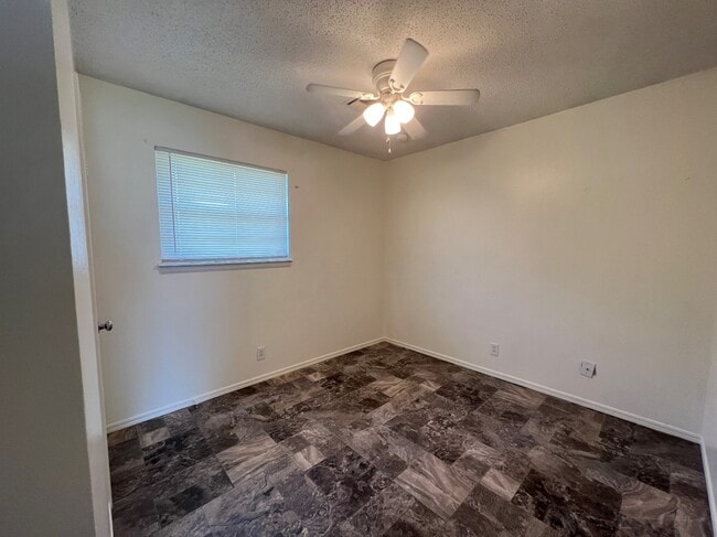 Building Photo - 417 E Linden Ln