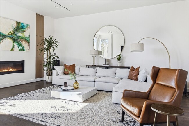 Building Photo - 306 W Pierce St