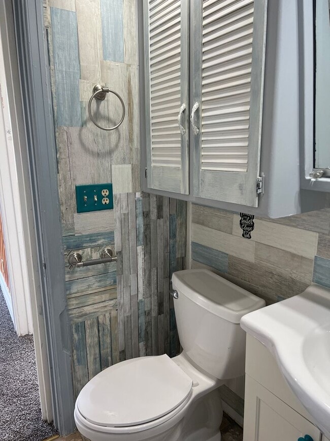 Building Photo - 136 N Dewey Ave