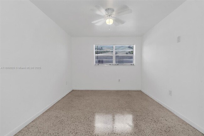 Building Photo - 559 SW 10th St
