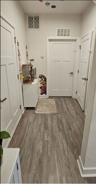 Building Photo - 7017 Old Evergreen Pkwy