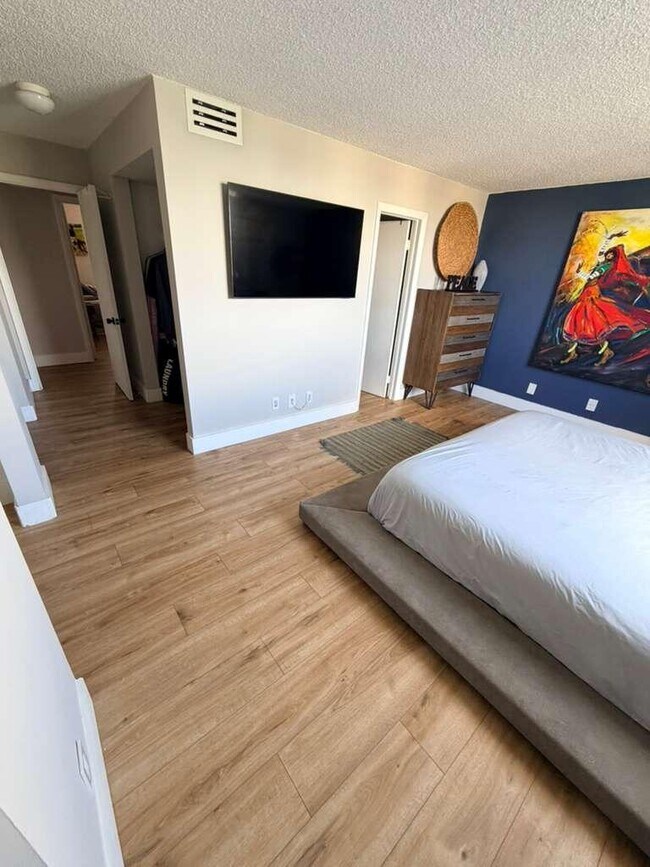 Building Photo - 301 SE 3rd St