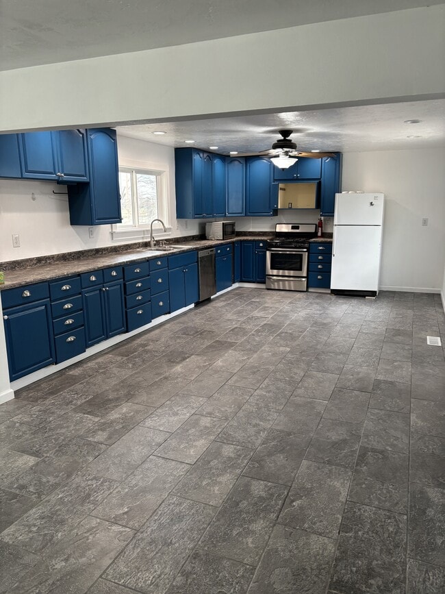 Building Photo - 901 E 800 N