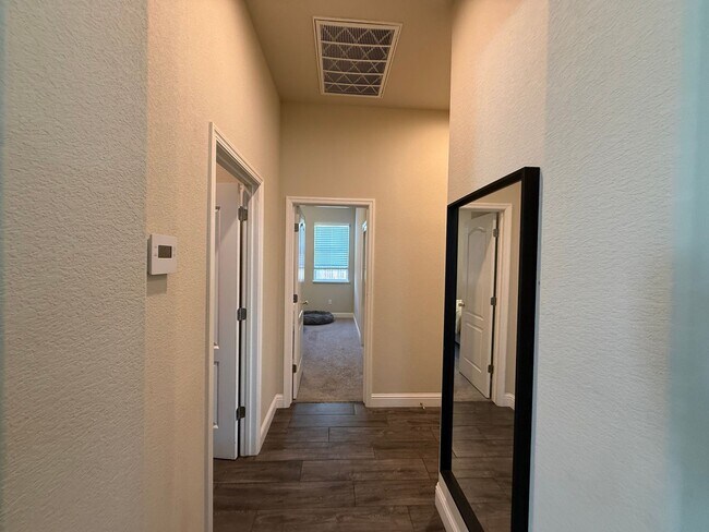 Building Photo - Upgraded single story home in Manteca!