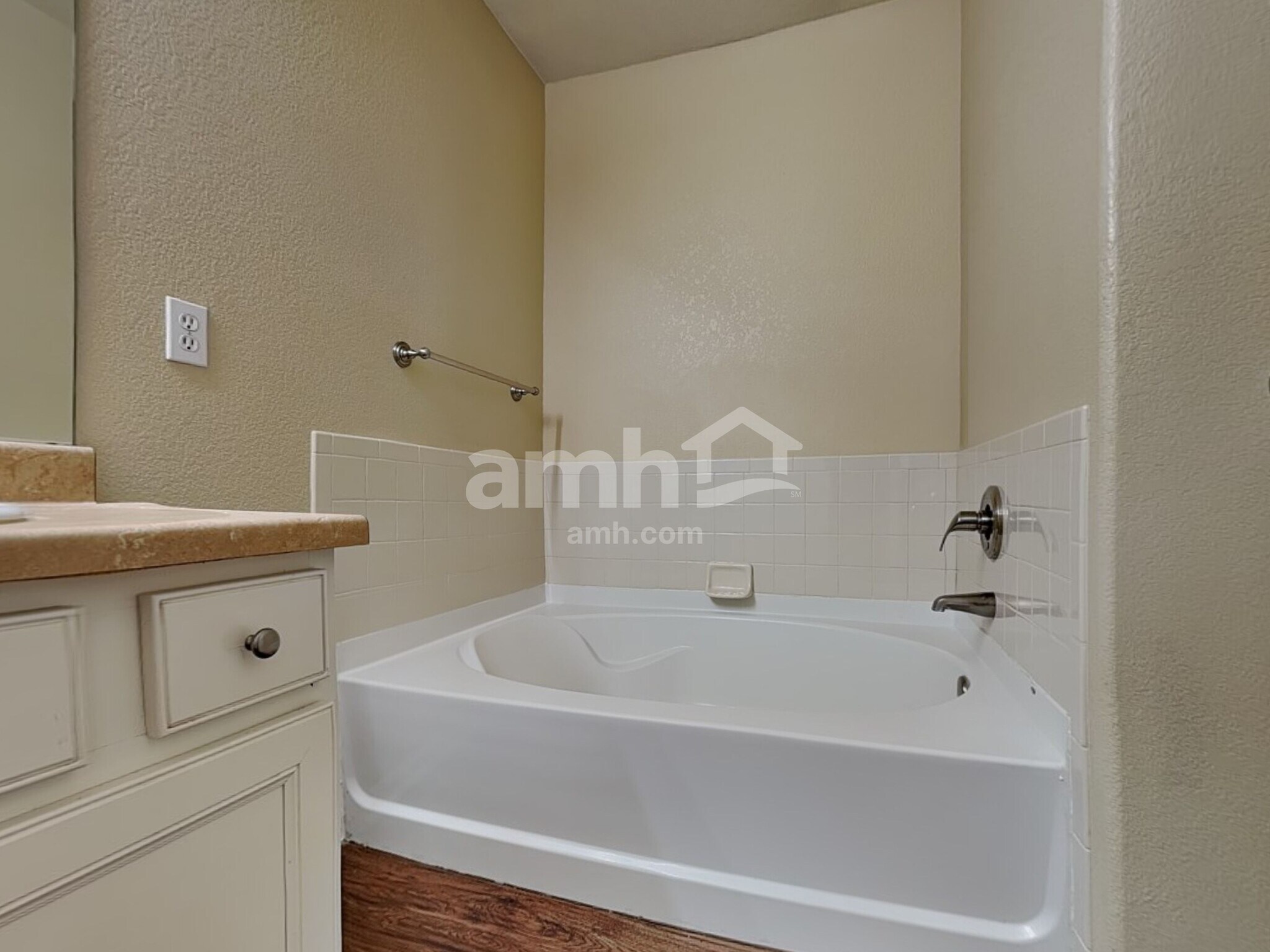 Building Photo - 1135 Legend Oak Dr