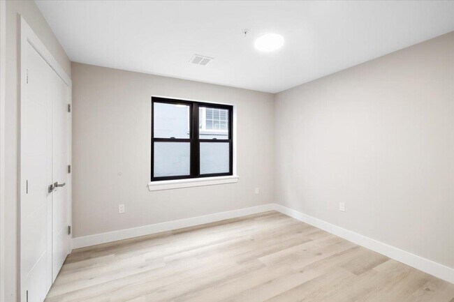 Building Photo - 526 64th St