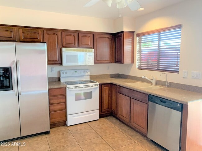 Building Photo - 933 E Lodge Dr