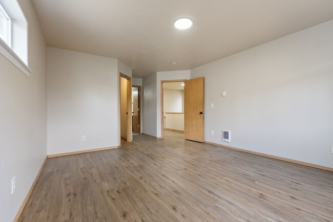 Building Photo - Beautiful Renovated 4b/2.5 bath home - SE Portland